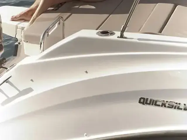 Quicksilver Activ 805 Sundeck