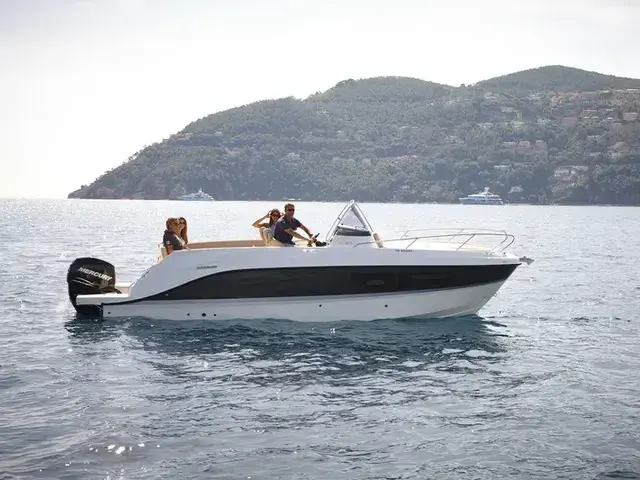 Quicksilver Activ 805 Sundeck