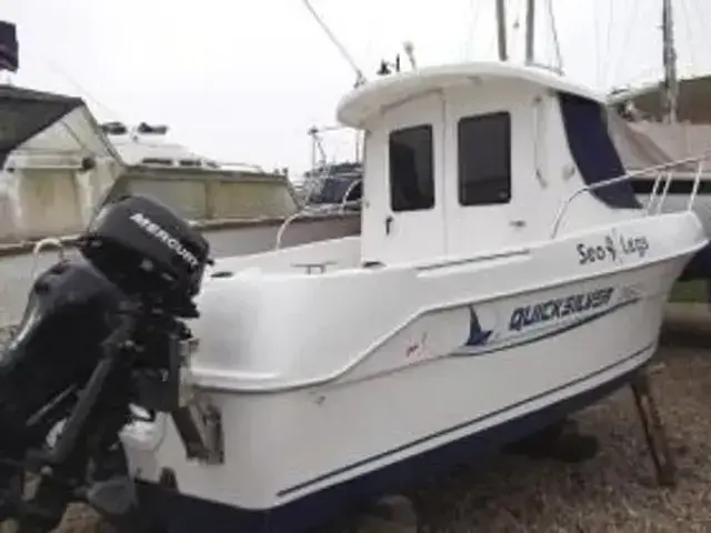 Quicksilver Pilothouse 560