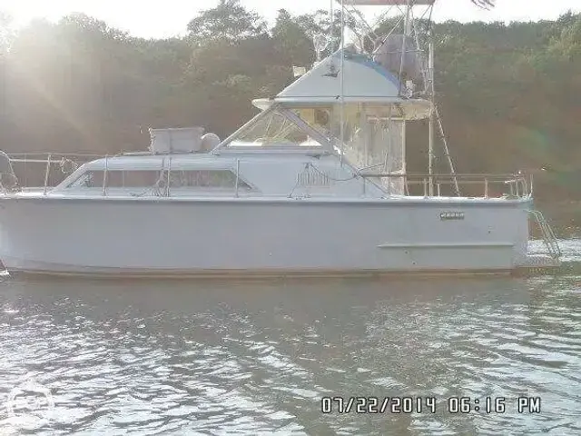 Hatteras 31 Flybridge Cruiser