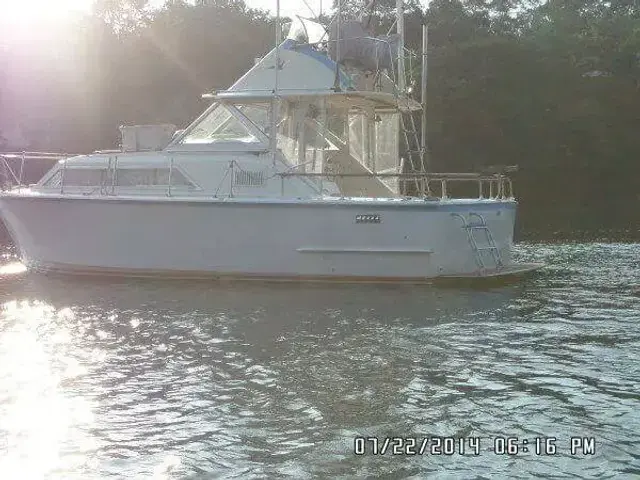 Hatteras 31 Flybridge Cruiser