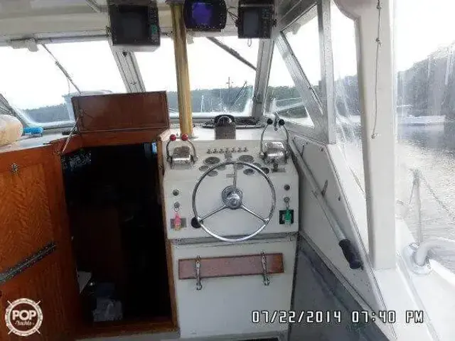 Hatteras 31 Flybridge Cruiser