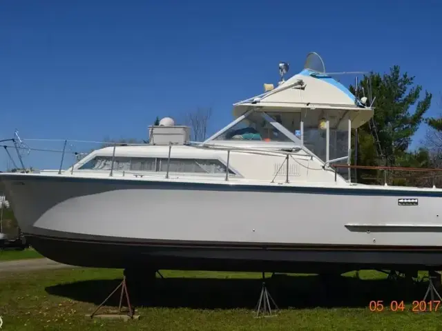 Hatteras 31 Flybridge Cruiser