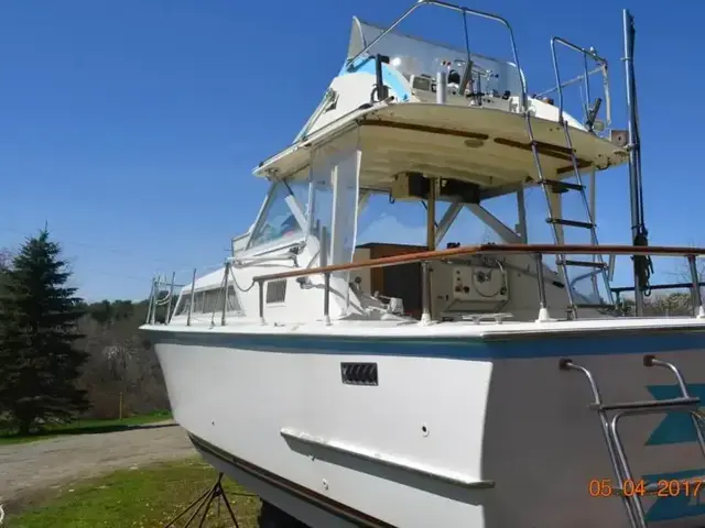 Hatteras 31 Flybridge Cruiser