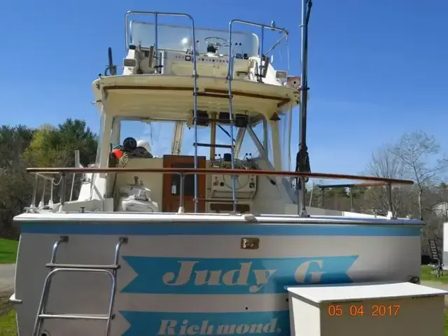 Hatteras 31 Flybridge Cruiser