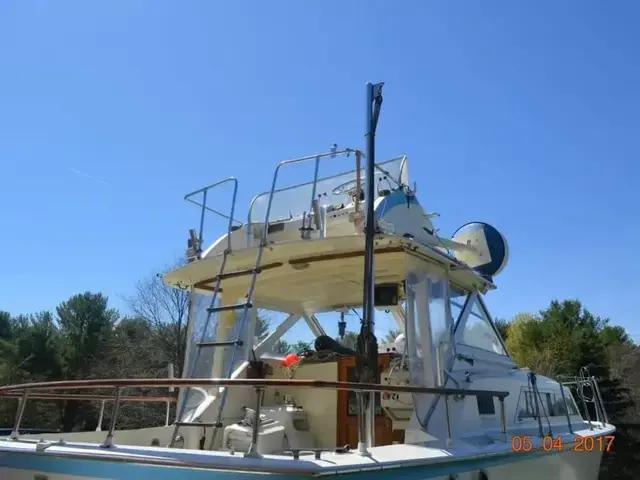 Hatteras 31 Flybridge Cruiser