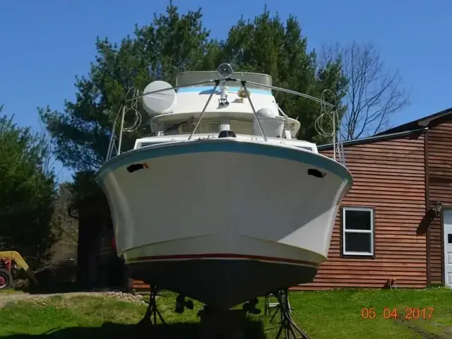 Hatteras 31 Flybridge Cruiser