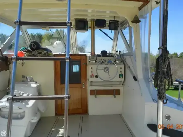 Hatteras 31 Flybridge Cruiser