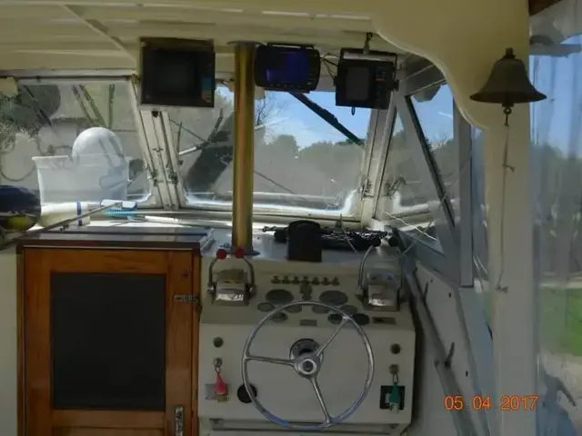 Hatteras 31 Flybridge Cruiser