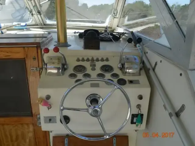 Hatteras 31 Flybridge Cruiser