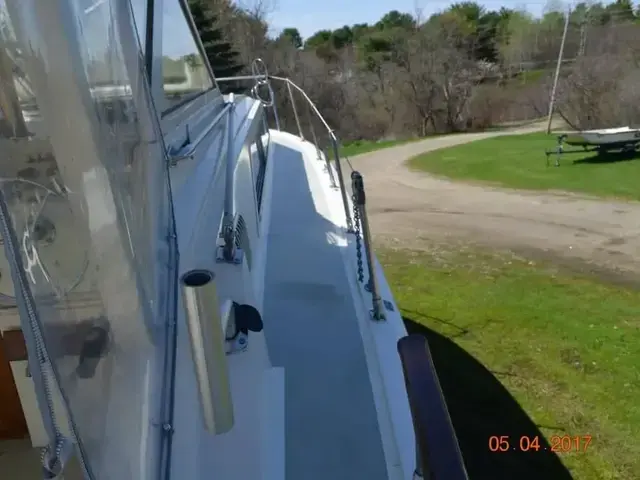 Hatteras 31 Flybridge Cruiser