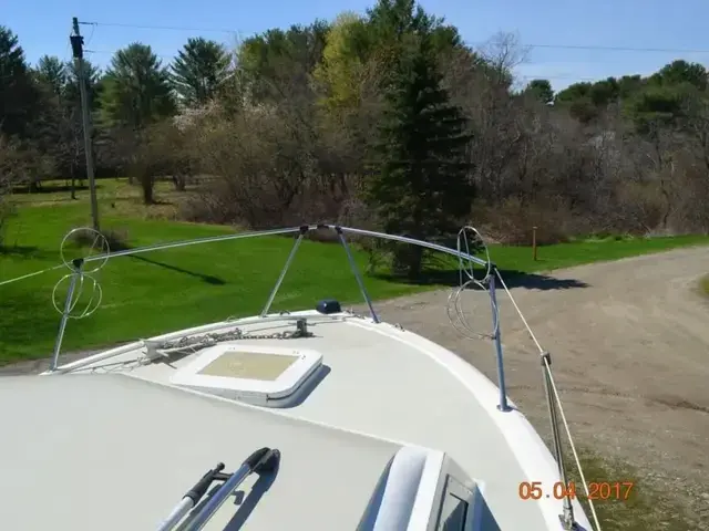 Hatteras 31 Flybridge Cruiser