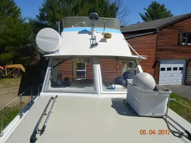 Hatteras 31 Flybridge Cruiser