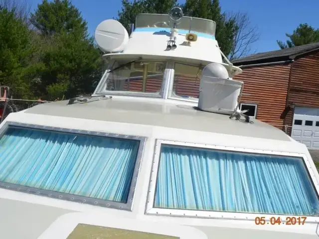 Hatteras 31 Flybridge Cruiser