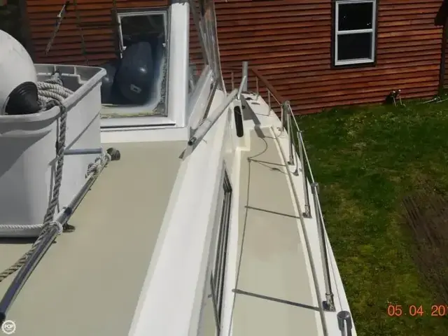 Hatteras 31 Flybridge Cruiser