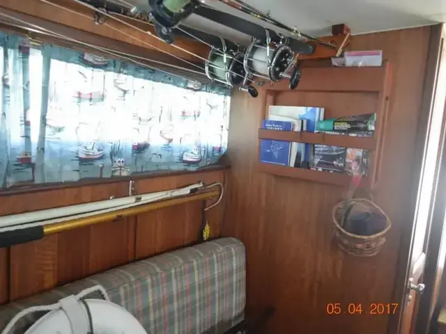 Hatteras 31 Flybridge Cruiser