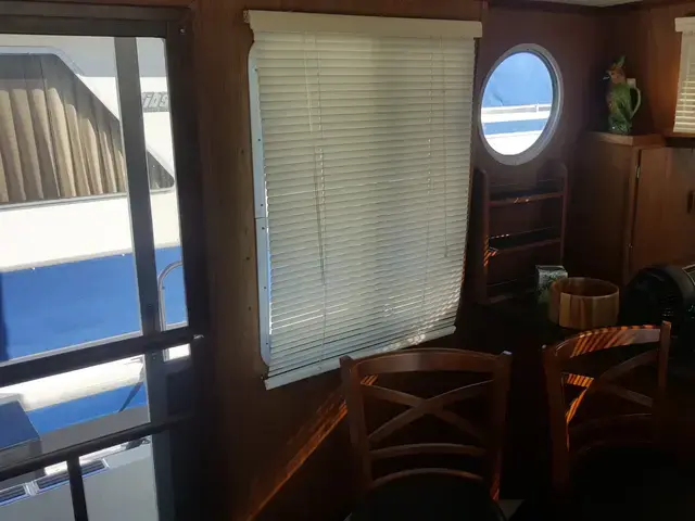 Boatel 35 Houseboat