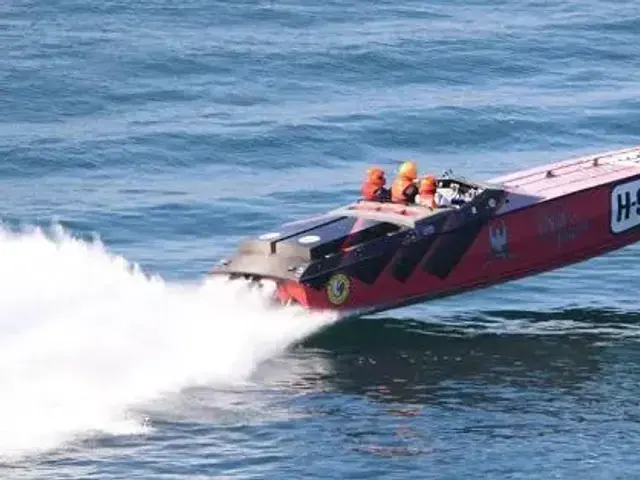 Apache 41 Race Boat - Flyin Falcon