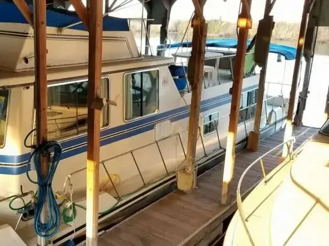 Harbor Master 43 Houseboat