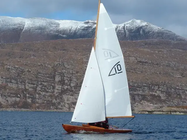 Classic boats Uffa Fox Flying 10