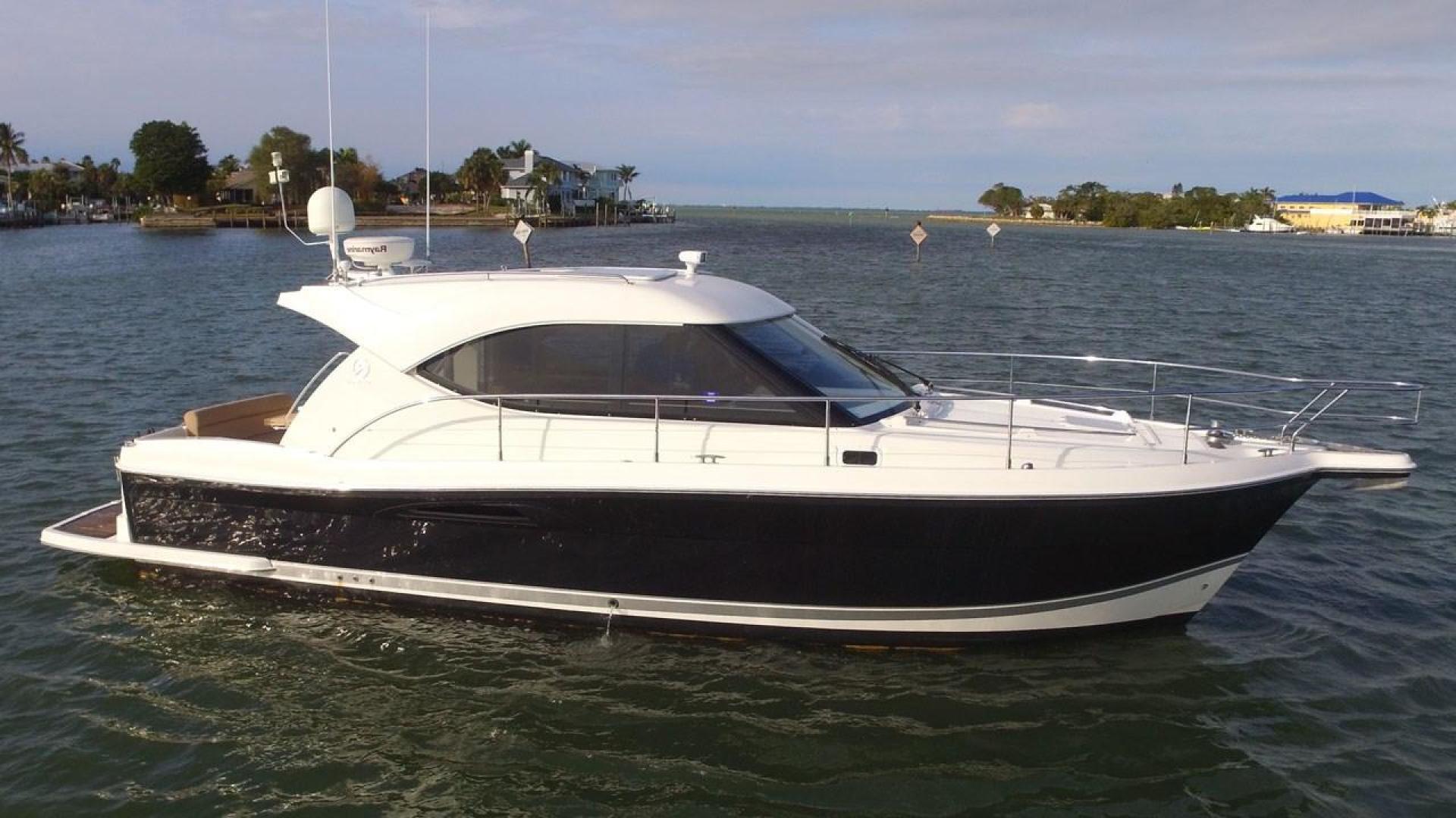 Riviera 3600 Sport Yacht