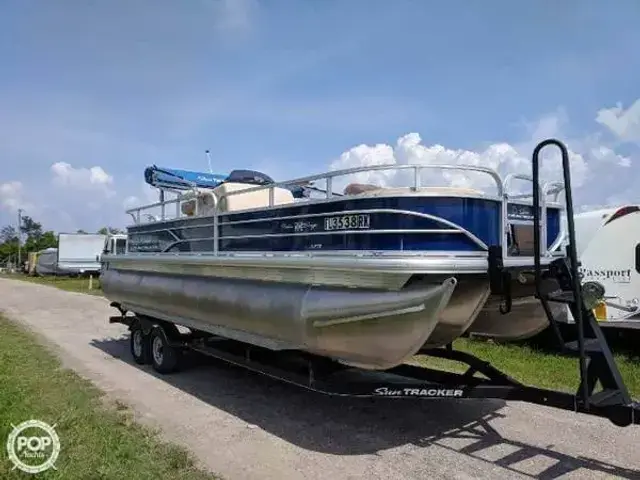 Sun Tracker Fishin' Barge 22 Dlx