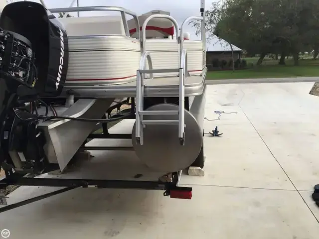 Sun Tracker 18 Signature Bass Buggy