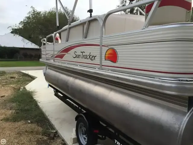 Sun Tracker 18 Signature Bass Buggy