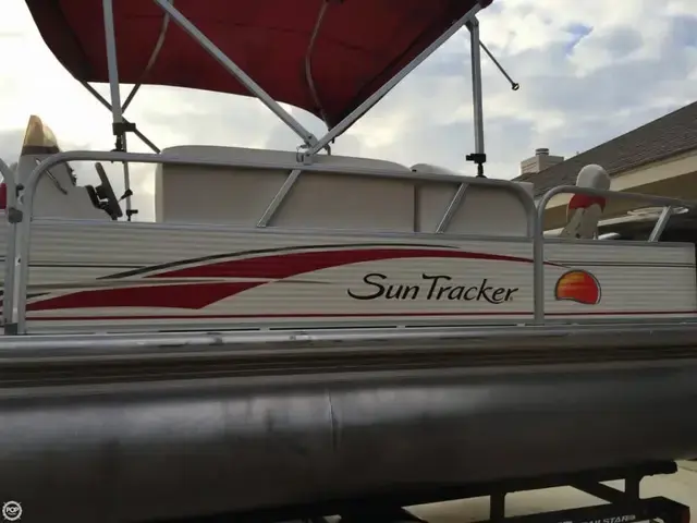 Sun Tracker 18 Signature Bass Buggy