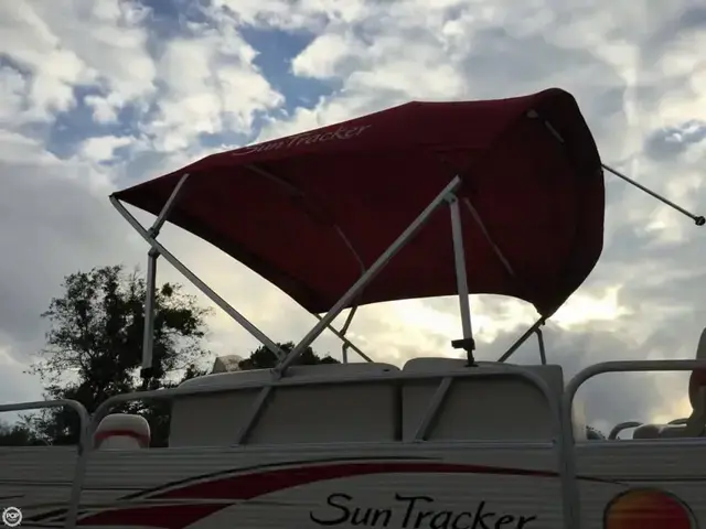 Sun Tracker 18 Signature Bass Buggy