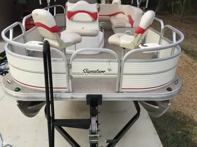 Sun Tracker 18 Signature Bass Buggy