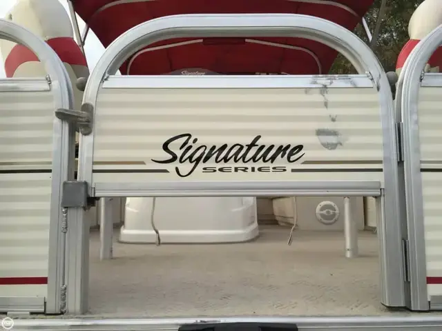 Sun Tracker 18 Signature Bass Buggy