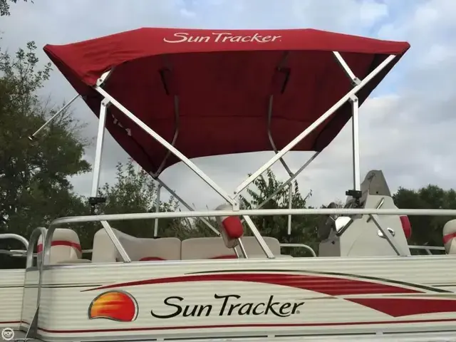 Sun Tracker 18 Signature Bass Buggy