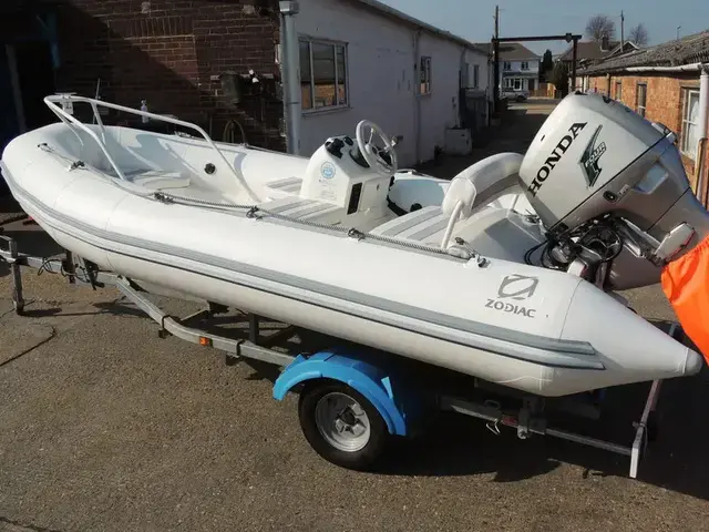 Zodiac Yachtline 420 - Honda 40hp and Trailer