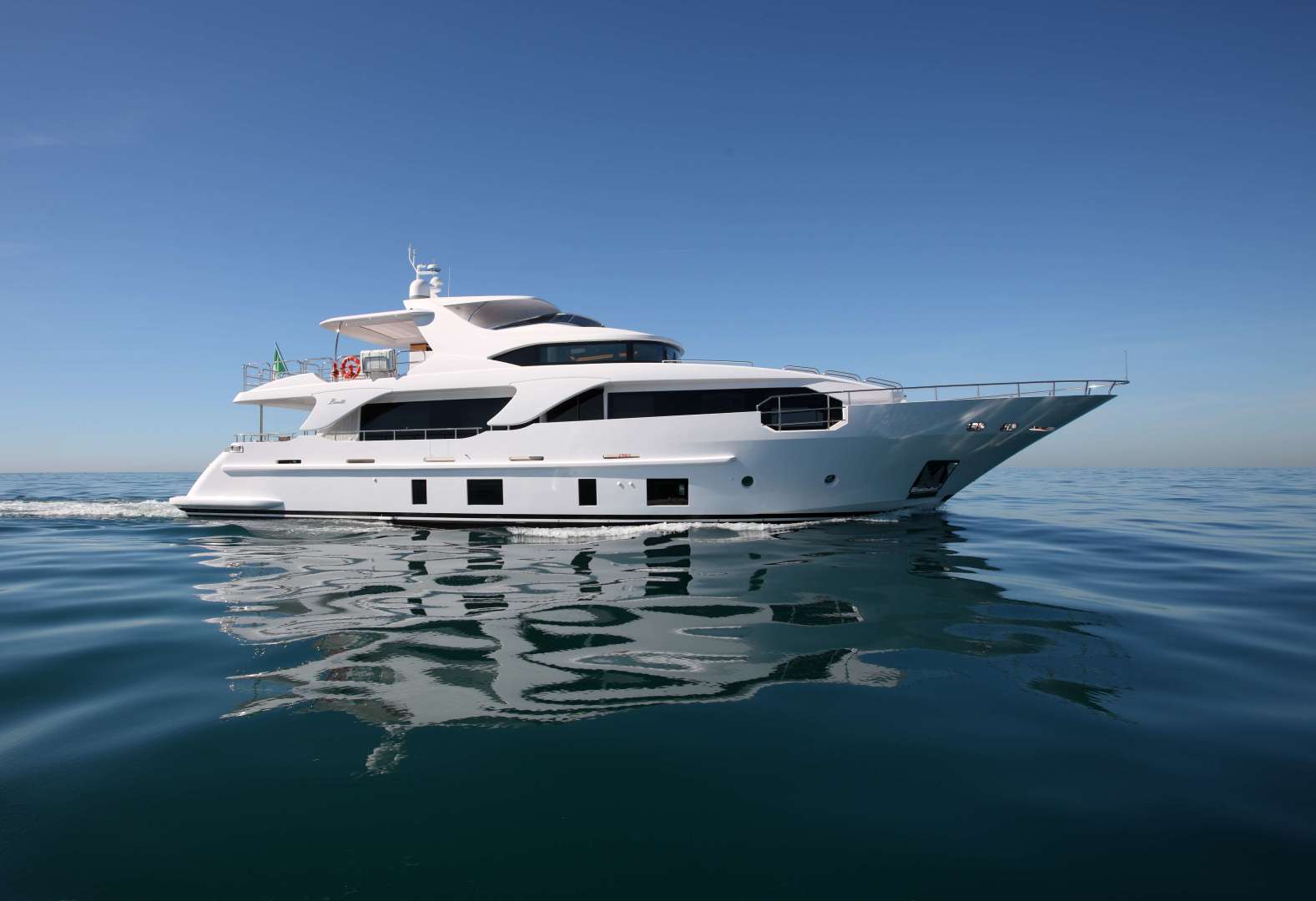 Benetti Delfino 93